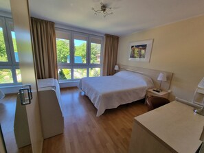 2 makuuhuonetta, työpöytä, Wi-Fi