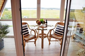 Dining - Apartment with Lake View - House with Lake (Baabe)