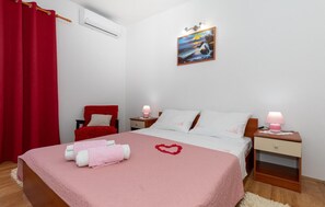 6 bedrooms, travel crib, free WiFi