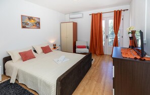 6 bedrooms, travel cot, free WiFi - 6 bedroom accommodation in Klek (Klek)