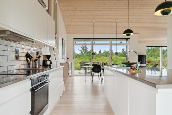 Kjøleskap, kokeplater, oppvaskmaskin og kaffetrakter/tekoker