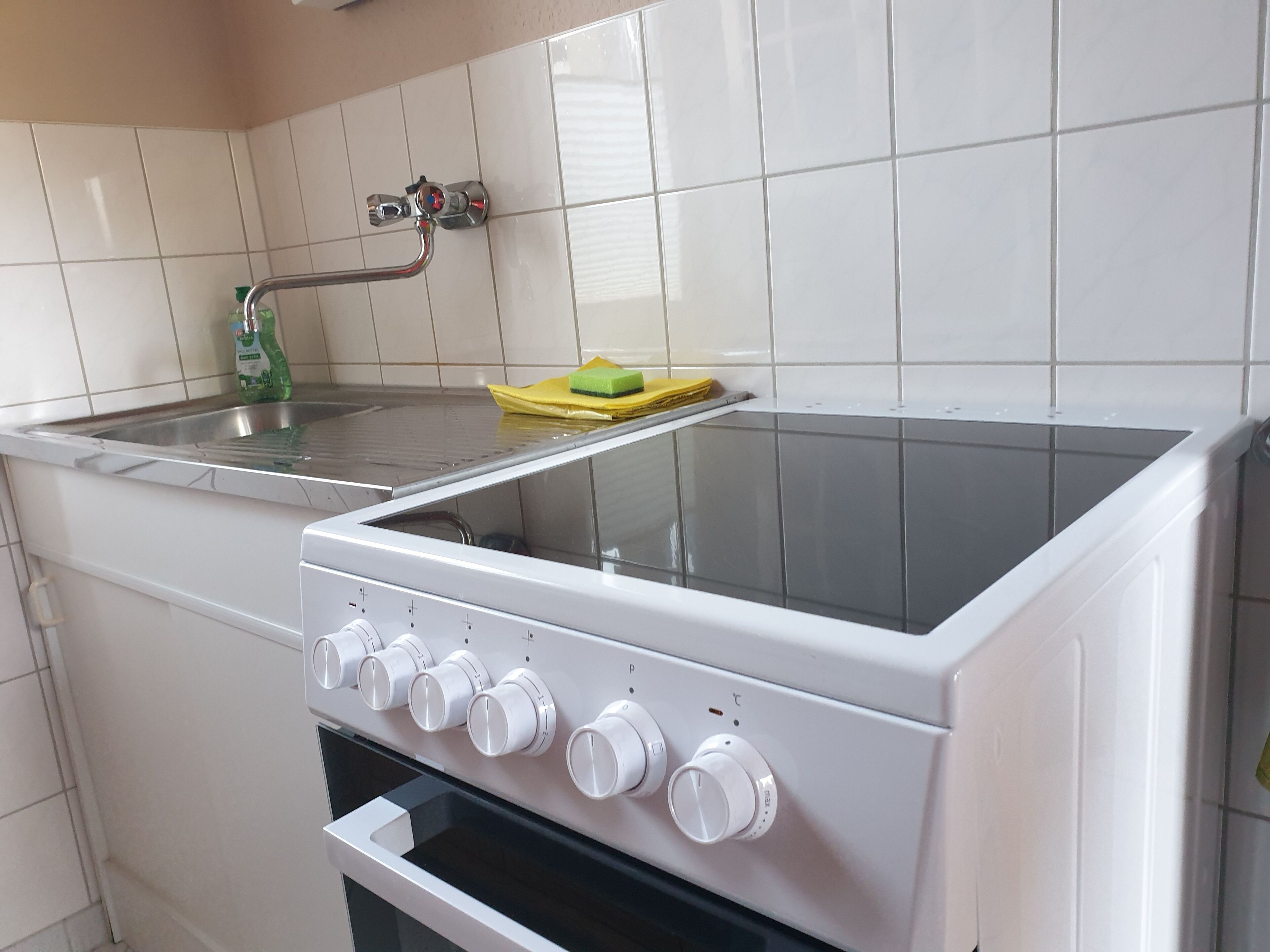 Kühlschrank, Mikrowelle, Ofen, Wasserkocher mit Kaffee-/Teezubehör