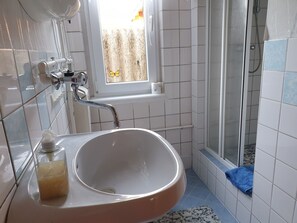 Serviettes fournies, savon, papier de toilette