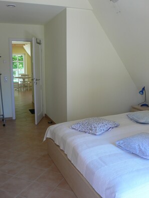 Apartment, Balcony (II - incl. 65 EUR cleaning fee) | Individually decorated, individually furnished, blackout drapes - Apartments Am Strom 50 (Rostock)