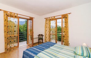 4 bedrooms, travel crib, free WiFi, bed sheets