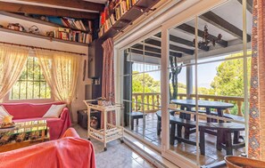 Een televisie en een open haard