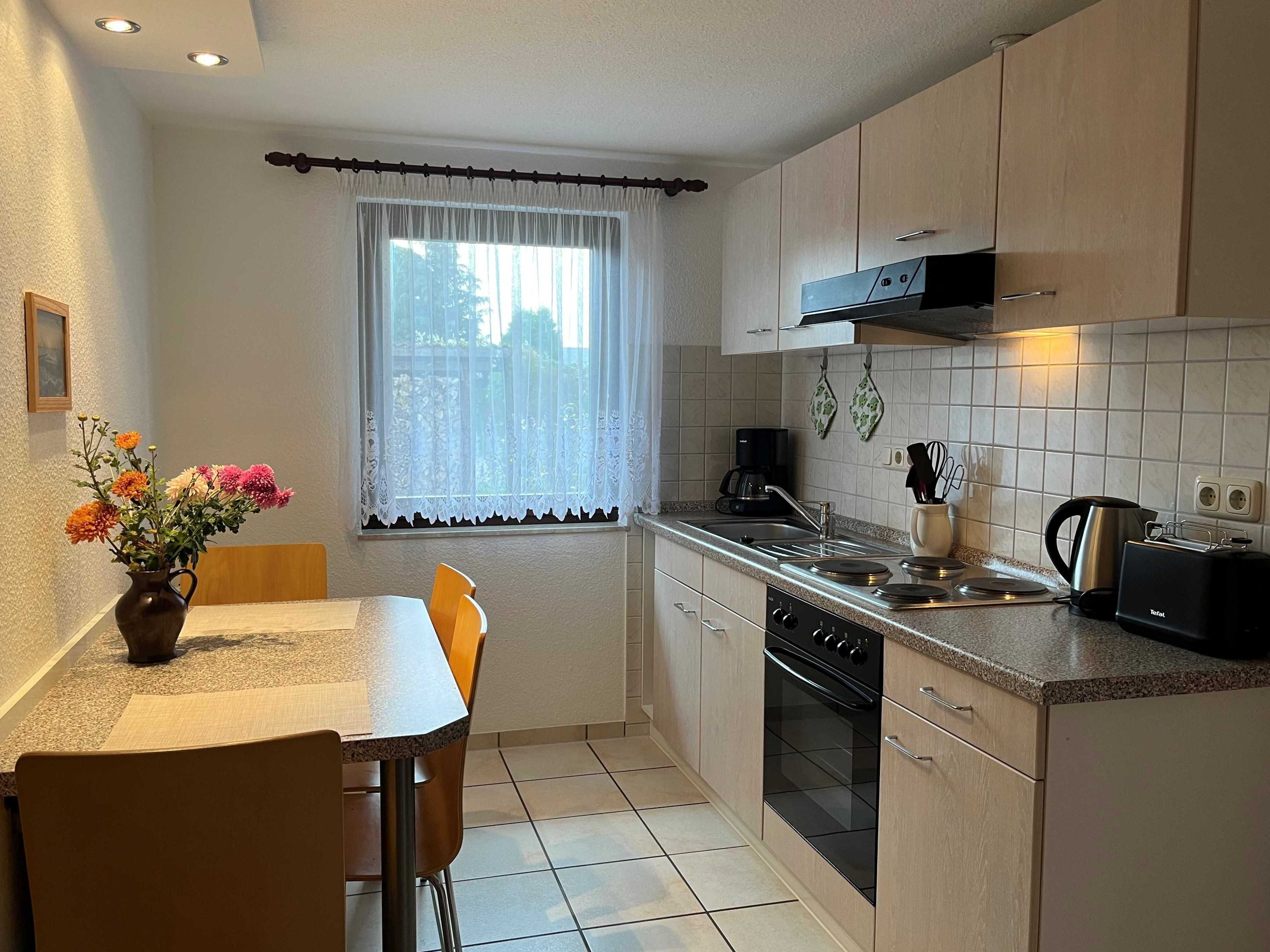 Réfrigérateur, micro-ondes, four, chaise haute