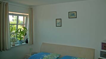 3 bedrooms, travel crib, WiFi, bed sheets