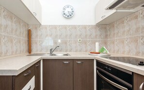 Kühlschrank, Ofen, Herdplatte, Wasserkocher mit Kaffee-/Teezubehör