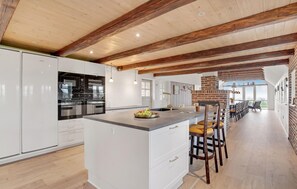 Fridge, microwave, stovetop, dishwasher - Lovely home in Ringkøbing with WiFi (Ringkøbing)