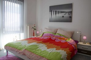 2 bedrooms, travel crib