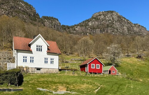 4 bedroom amazing home in Erfjord