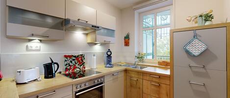 Fridge, oven, dishwasher, coffee/tea maker