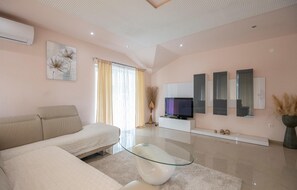 TV, fireplace, foosball, table tennis - Awesome home in Gornje Podbablje (Gornje Podbablje)