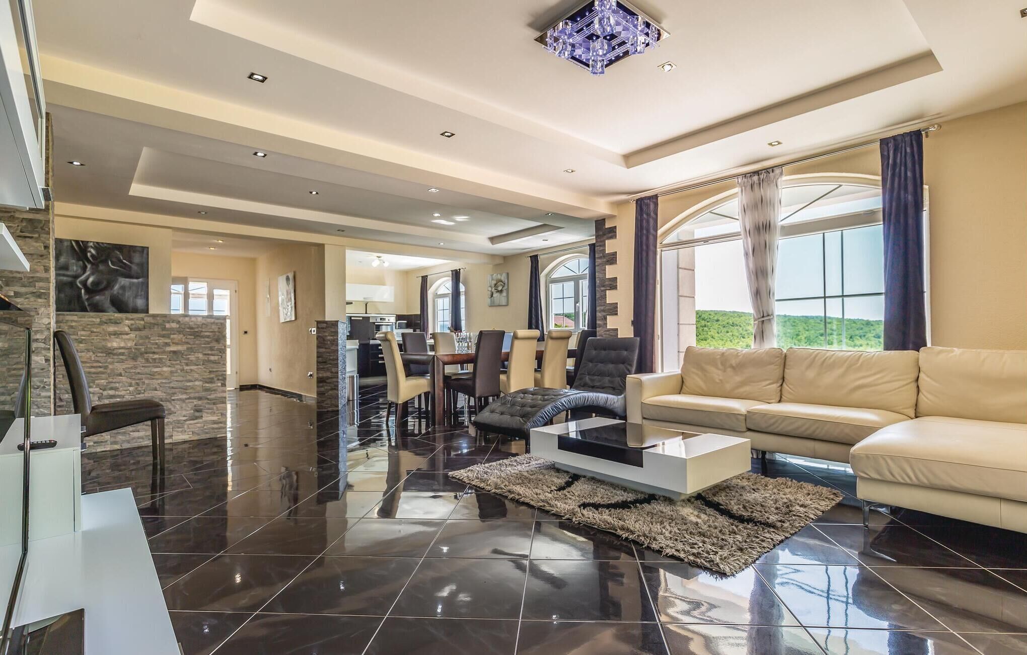 Télévision, cheminée, baby-foot, table de tennis de table