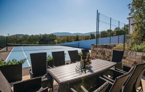 Outdoor dining - Awesome home in Gornje Podbablje (Gornje Podbablje)
