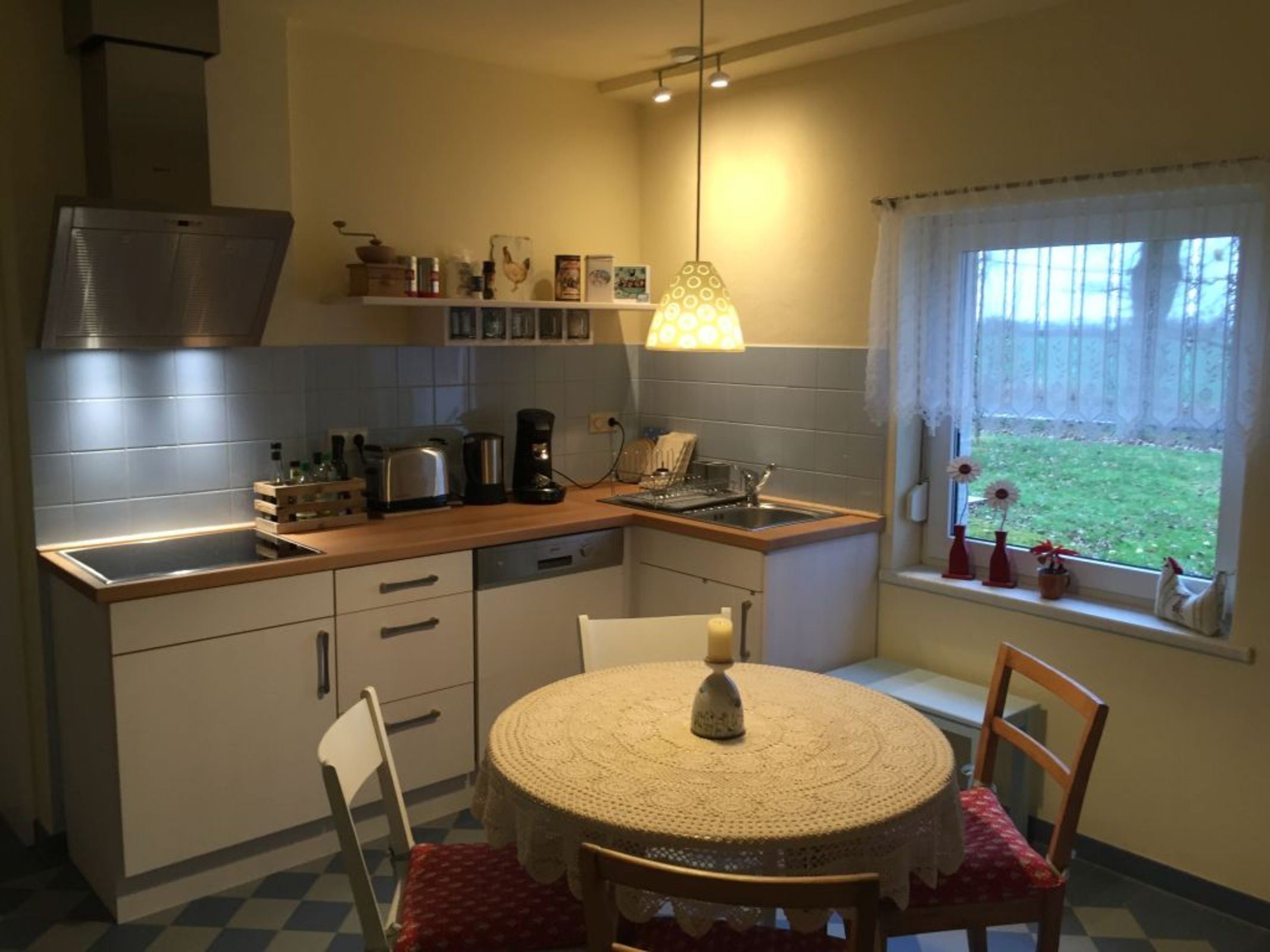 Een koelkast, een oven, een vaatwasser, een koffiezetapparaat/waterkoker