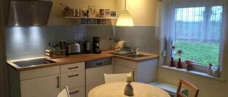 Een koelkast, een oven, een vaatwasser, een koffiezetapparaat/waterkoker