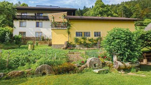 A two-story house with a garden in front. - Ferienhaus Klein St. Paul (Klein St. Paul)
