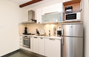 Frigorífic, microones, placa de cuina i rentaplats 