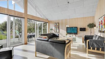 Fernseher, Kamin, DVD-Player, Tischfußball