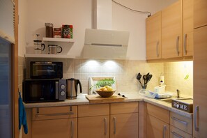 Refrigerador, microondas, horno, placa de cocina