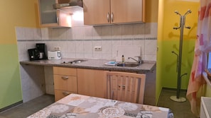 Kühlschrank, Wasserkocher mit Kaffee-/Teezubehör, Wasserkocher, Toaster