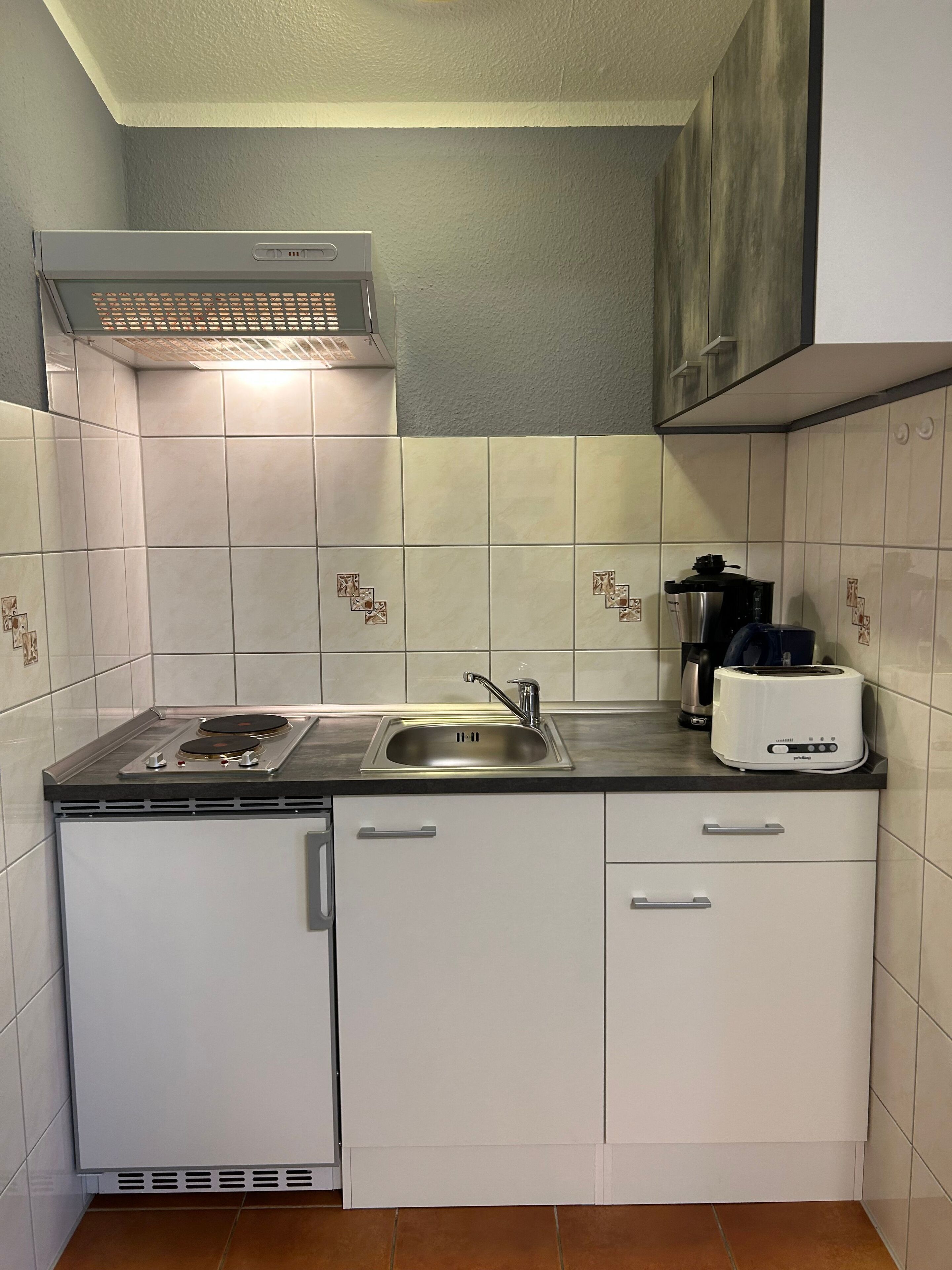 Kühlschrank, Wasserkocher mit Kaffee-/Teezubehör, Wasserkocher, Toaster