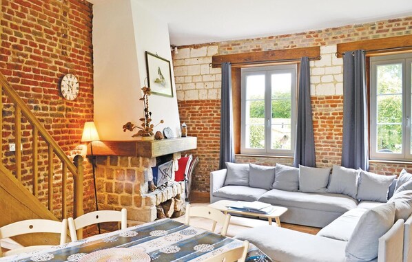 Fernseher, Kamin, Tischtennisplatte