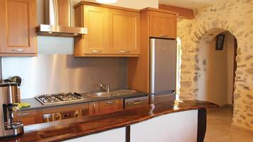 Fridge, stovetop, dishwasher, coffee/tea maker