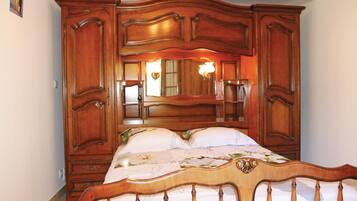 2 bedrooms, travel crib, free WiFi, bed sheets