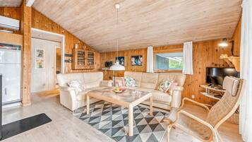 Tv, eldstad, bordsfotboll och ett bordtennisbord