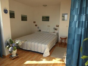 2 Schlafzimmer, Schreibtisch, Reisekinderbett, Bettwäsche