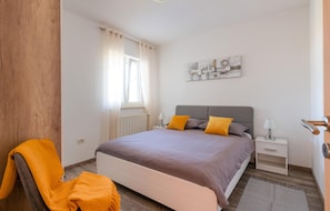 3 bedrooms, free WiFi, bed sheets - 3 bedroom amazing home in Breg Ivanovci (Breg Ivanovci)
