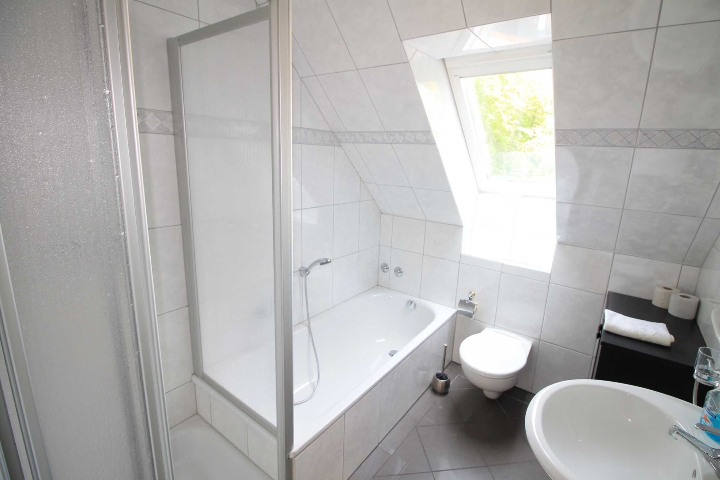 Dusche, Haartrockner, Handtücher, Seife