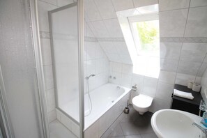 Dusche, Haartrockner, Handtücher, Seife