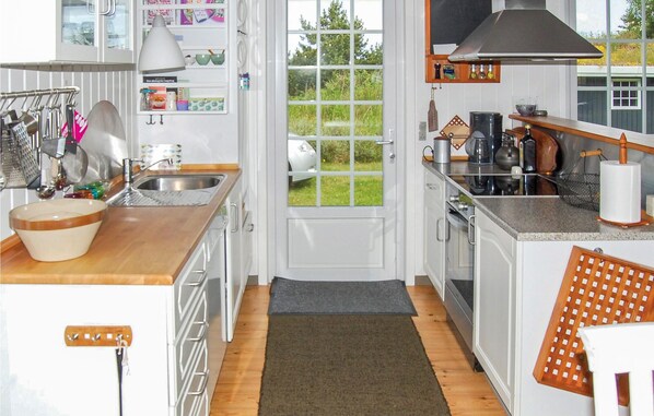 ثلاجة، موقد طهي مسطح، غسالة أطباق، ماكينة لصنع القهوة/الشاي