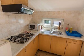 Kühlschrank, Herdplatte, Kochgeschirr/Geschirr/Besteck