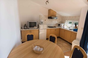 Kühlschrank, Herdplatte, Kochgeschirr/Geschirr/Besteck