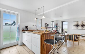 ثلاجة، فرن، موقد طهي مسطح، غسالة أطباق