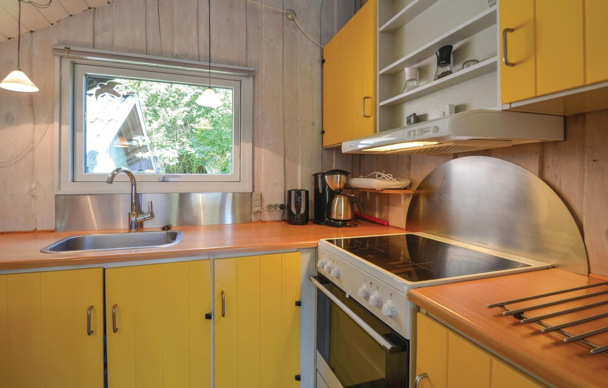 Køleskab, kogeplade, opvaskemaskine, kaffe-/temaskine