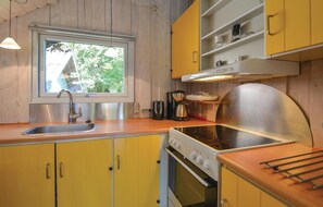 ثلاجة، موقد طهي مسطح، غسالة أطباق، ماكينة لصنع القهوة/الشاي