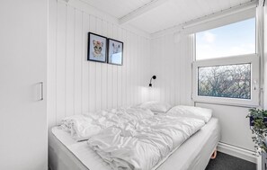 4 bedrooms, travel crib, free WiFi