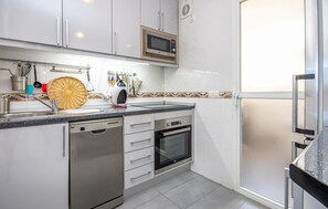 Réfrigérateur, micro-ondes, plaque de cuisson, lave-vaisselle