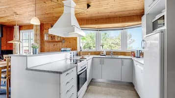 Een koelkast, een kookplaat, een vaatwasser