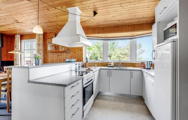 Køleskab, kogeplade, opvaskemaskine, kaffe-/temaskine