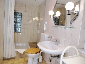 Regadera, secadora de cabello, toallas 