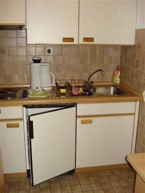 Frigorifero, microonde, macchina per tè/caffè, bollitore elettrico