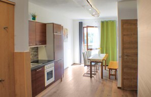 Kühlschrank, Herdplatte, Wasserkocher mit Kaffee-/Teezubehör