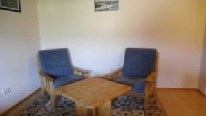 A room with two blue armchairs and a small wooden table. - Double room 8 - Budach: Country vacation at the gates of Flensburg (Handewitt)